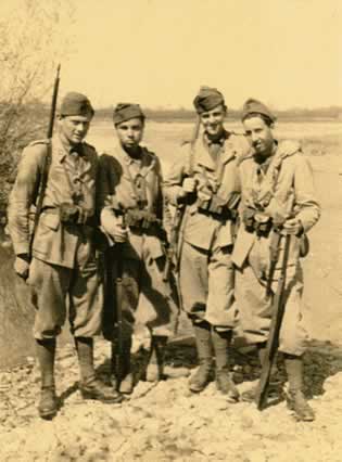 group of italian soldiers at Garigliano river front