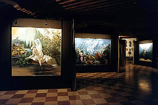 interno della scuola con Susanna, Salomé e Maria